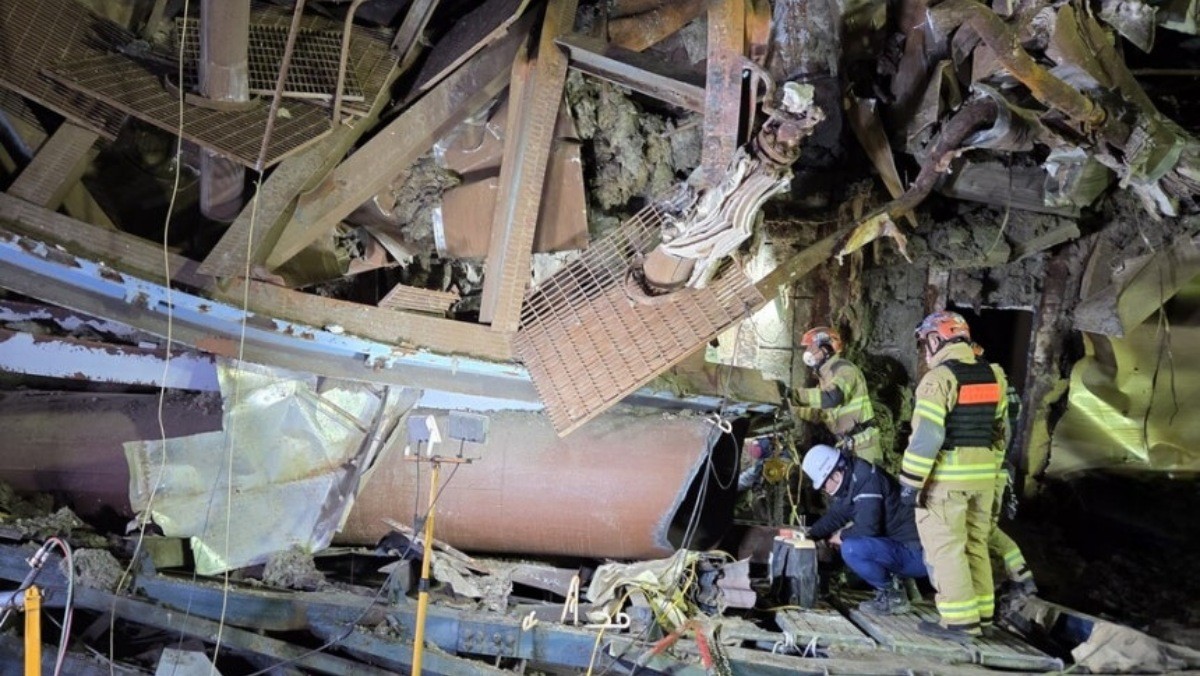 지난 12일 소방 구조대원들과 민간 해체전문가가 철골 등을 제거하고 있다. / 울산소방본부 제공