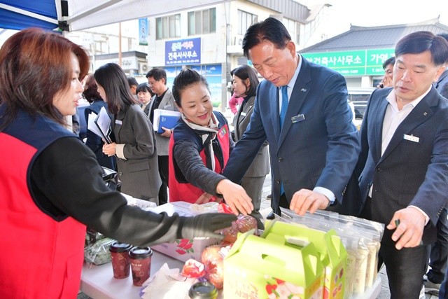 김한종 장성군수가 11일 열린 한여농 가래떡 시식행사에 참여했다. 장성군 제공