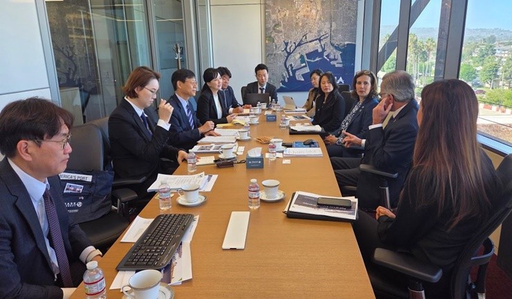 부산항만공사(BPA)는 11월 7일(현지시간) 미국 LA항만청을 방문해 양 항만 간 협력 확대와 향후 항만 운영 방향을 논의했다고 밝혔다. / 사진제공=부산항만공사