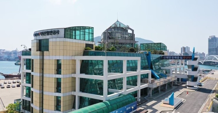 부산항만공사(사장 송상근)와 부산지방해양수산청(청장 김혜정), 부산시(시장 박형준)는 오늘(13일) 오후 2시 시청 1층 대회의실에서 '기관장 행정협의회'(이하 협의회)의 하반기 회의를 개최한다. / 사진제공=부산항만공사