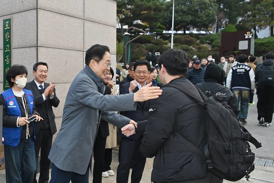 포항고등학교에서 수험생 응원하는 임종식 교육감/경북교육청