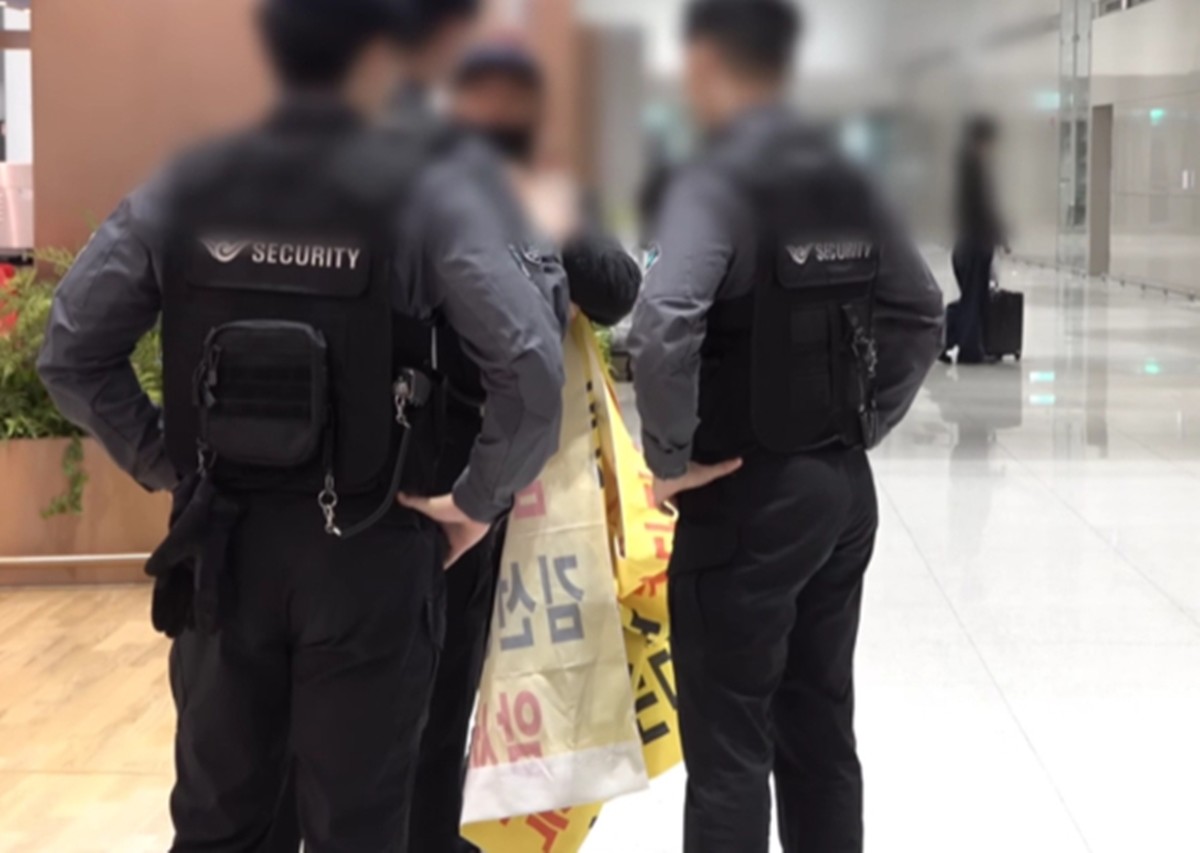 김혜성 부친의 변제를 요구하는 남성이 6일 인천공항 기자회견장에서 제지당하고 있다. / 유튜브 '스포테이너즈' 캡처