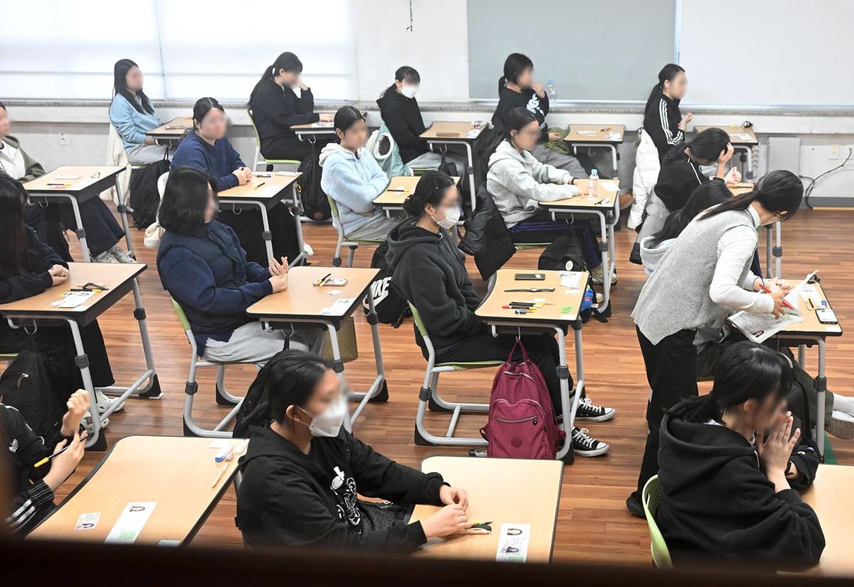 2026학년도 대학수학능력시험일인 13일 오전 부산시교육청 22지구 제15시험장인 부산 연제구 연제고등학교에서 수험생들이 시험 시작을 준비하고 있다 / 뉴스1
