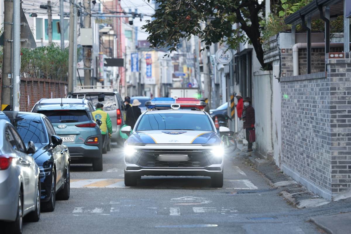 수험생 수송을 위한 경찰차가 들어서고 있다 / 뉴스1