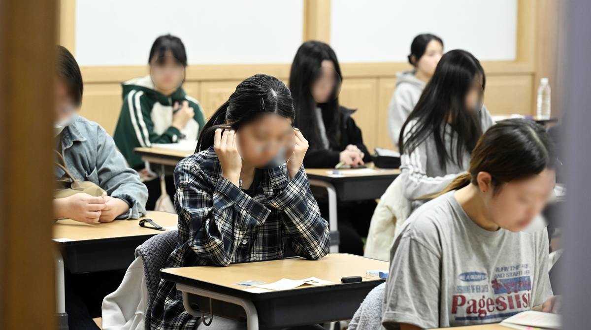 2026학년도 대학수학능력시험일인 13일 오전 부산시교육청 22지구 제15시험장인 부산 연제구 연제고등학교에서 수험생들이 시험 시작을 준비하고 있다 / 뉴스1