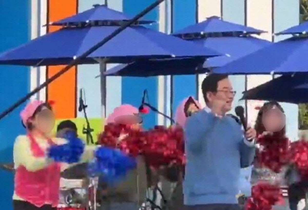 지난 6일 ‘KBS 전국노래자랑 광주 북구편’ 녹화에 참여한 문인 북구청장과 여성 간부 공무원들. / 뉴스1