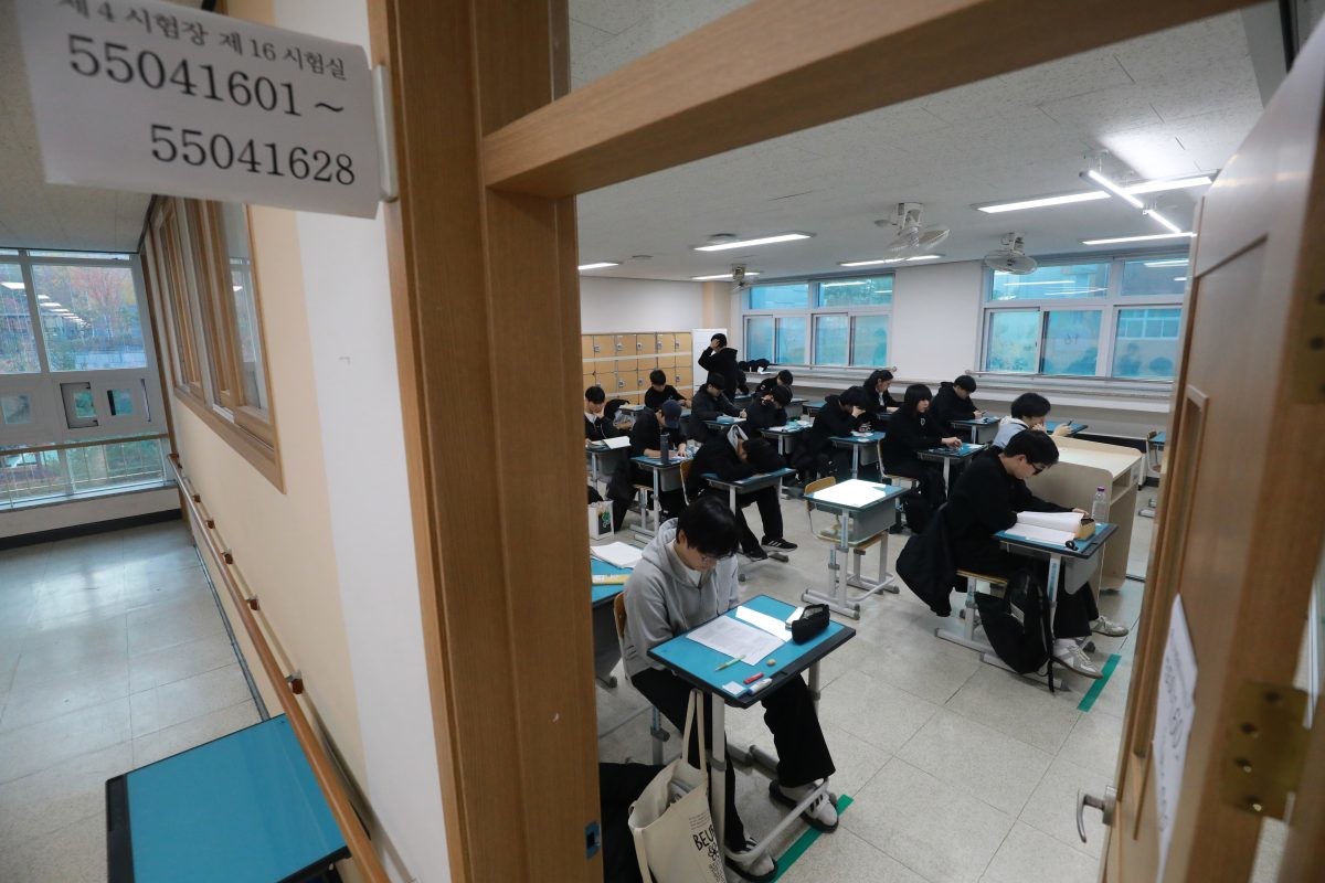 2026학년도 대학수학능력 시험일인 13일 한 고등학교에서 학생들이 1교시 시험을 앞두고 공부를 하고 있는 모습. / 뉴스1