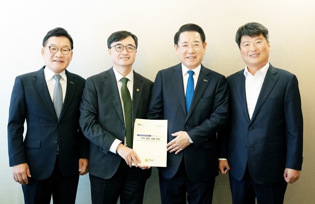 김영록 전라남도지사가 12일 서울 여의도에서 임기근 기획재정부 2차관과 간담회를 갖고 2026년 국회 증액 핵심사업들이 차질없이 반영되도록 지원을 요청한 뒤 전남의 주요 현안사업 건의 내용을 전달하고 있다.