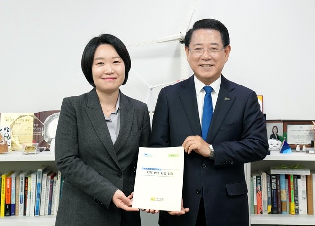 김영록 전라남도지사가 13일 서울 국회에서 이소영 예결위 더불어민주당 간사와 면담을 갖고 2026년 국회 증액 핵심사업이 차질없이 반영되도록 지원을 요청한 뒤 전남의 주요 현안사업 건의 내용을 전달하고 있다.