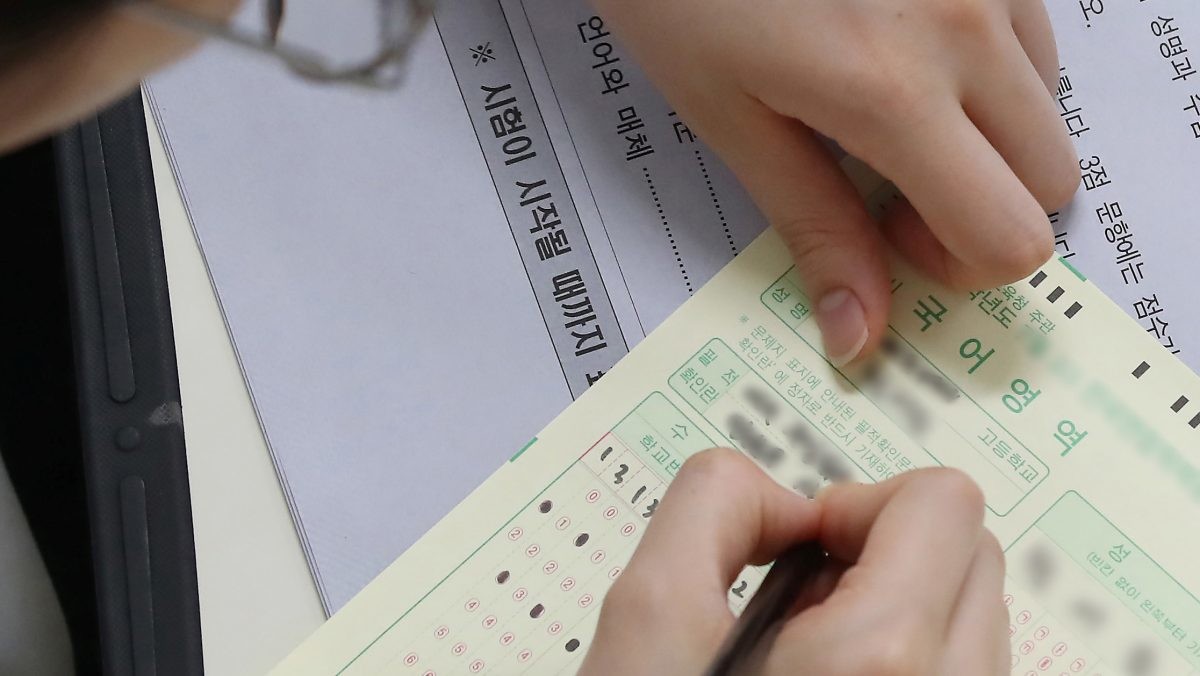 2025학년도 7월 고3 전국연합학력평가가 치러진 지난 7월 10일 한 고등학교 고3 학생이 수험생 정보와 필적 확인 문구를 작성하고 있는 모습. / 뉴스1