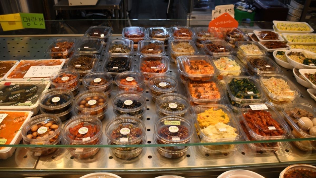 반찬가게에 놓여진 반찬들 / BlueWang-shutterstock.com