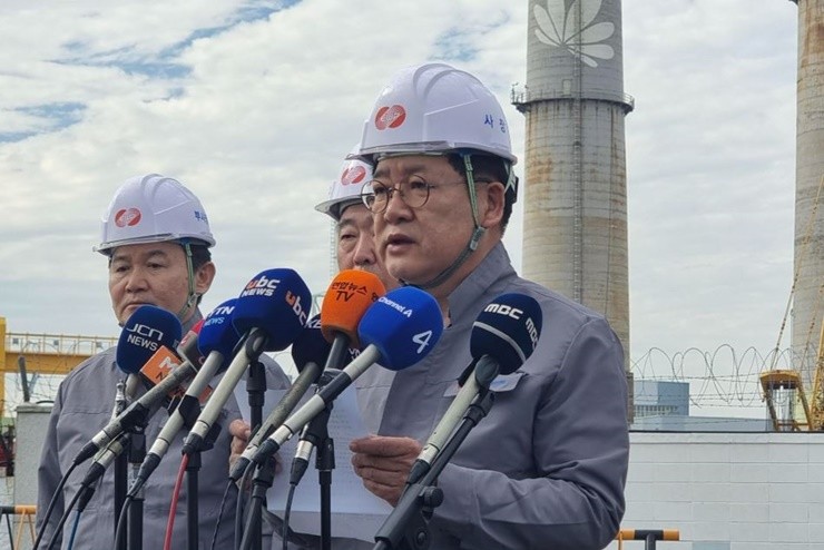 권명호 한국동서발전 사장이 입장문을 발표하고 있다.