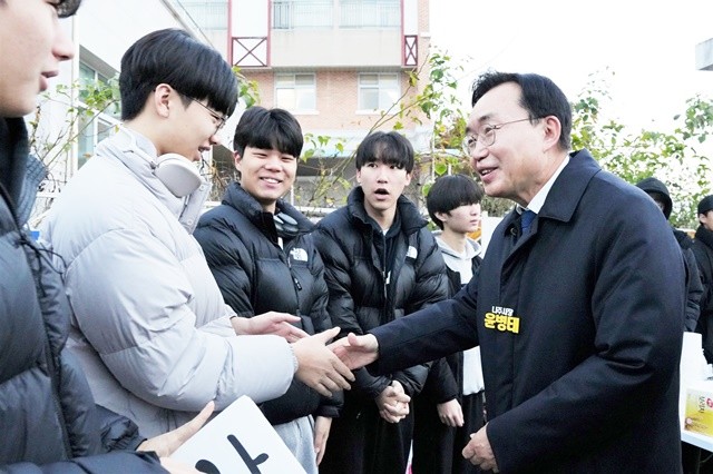 윤병태 시장(오른쪽)이 선배들을 응원하기 위해 나온 학생들을 격려하고 있다