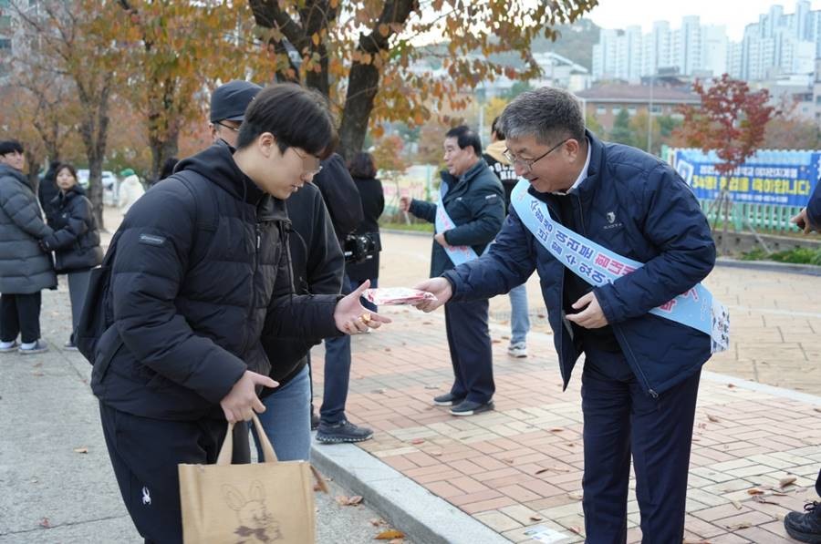 장상길 포항시 부시장을 비롯한 간부 공무원들이 2026학년도 대학수학능력시험일인 13일 지역 내 12개 시험장을 방문해 수험생과 학부모, 자원봉사자들을 격려했다./포항시