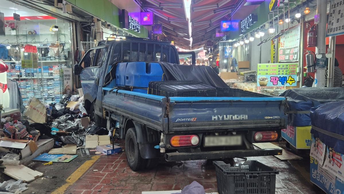 13일 오전 10시 55분쯤 경기 부천 오정구 원종동 제일시장에서 트럭이 인도로 돌진하는 사고가 발생했다. /경기 부천소방서 제공-뉴스1