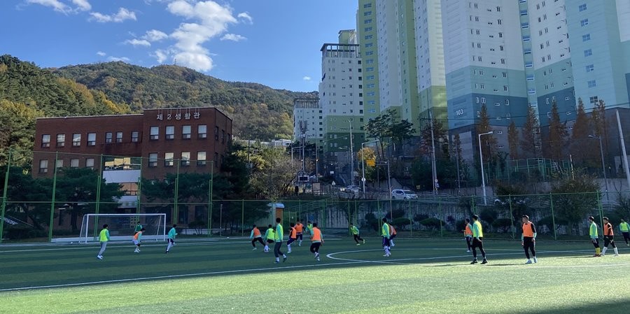 제5회 경산시장배 외국인 유학생 축구대회가 14일 경산 대신대학교 운동장에서 열린다. 사진은 운동장에서 선수들이 축구 경기를 하는 모습    / 경산시 제공