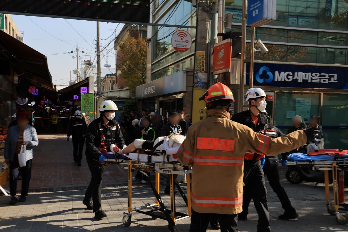 13일 오전 10시 55분쯤 경기 부천 오정구 원종동 제일시장에서 A 씨가 몰던 1톤 트럭이 돌진하는 사고가 발생했다.  / 경기 부천소방서 제공-뉴스1