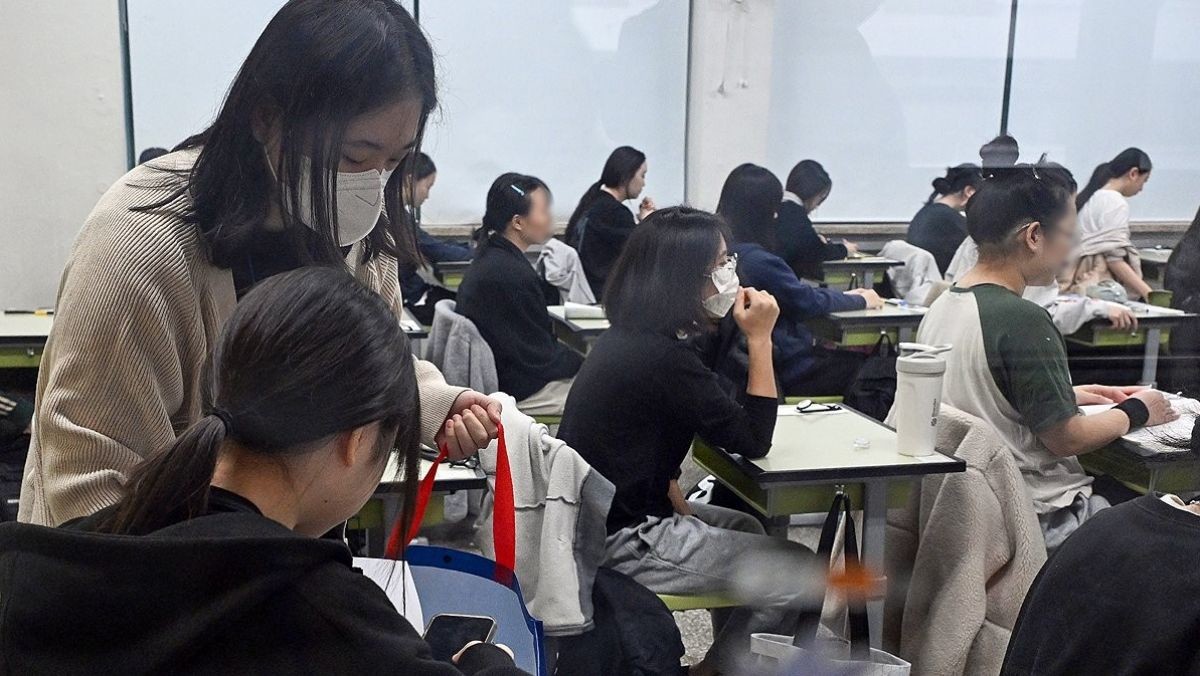 휴대전화 제출하는 수험생들 / 연합뉴스