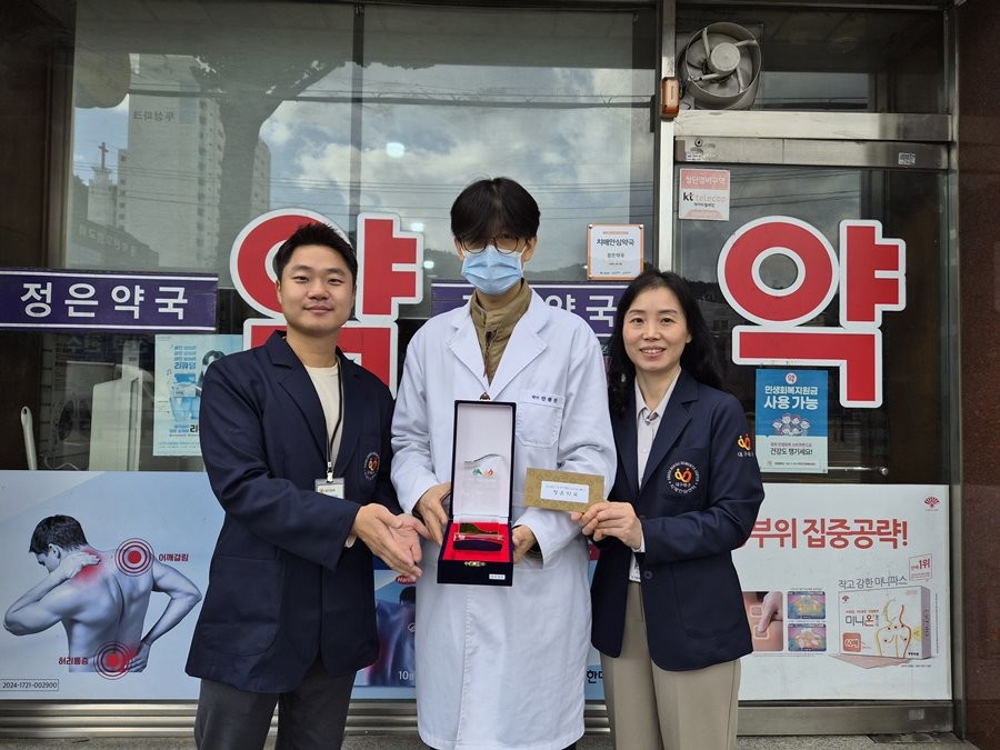 대구광역치매센터로부터 우수 치매안심약국으로 선정된 정은약국 약사와 센터 관계자들이 기념촬영을 하고 있다.    / 대구 북구 제공