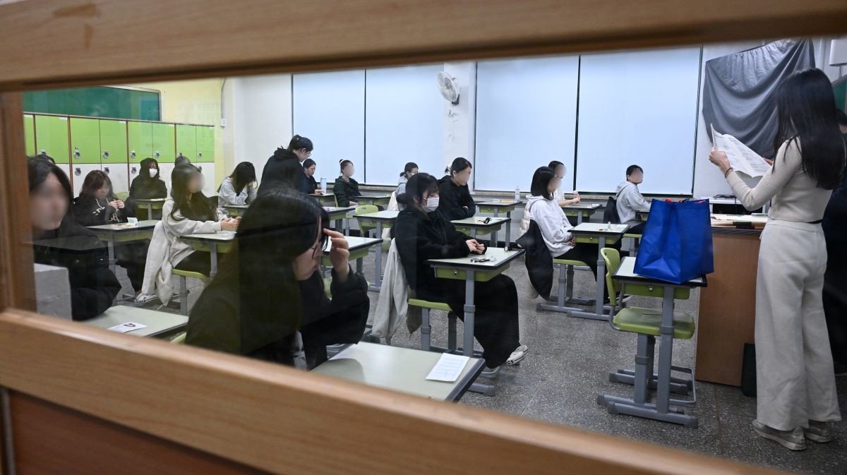 수능 시험을 기다리는 수험생들 / 뉴스1