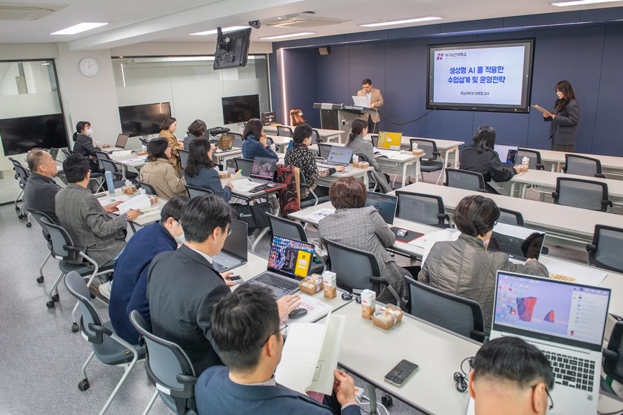 12일 대구보건대 영송관에서  교직원 35명을 대상으로 호남대학교 이문영 교수의 생성형 AI 기반 수업 혁신을 위한 ‘제2회 교수법 특강’을 진행하고 있다.  / 대구보건대학교 제공