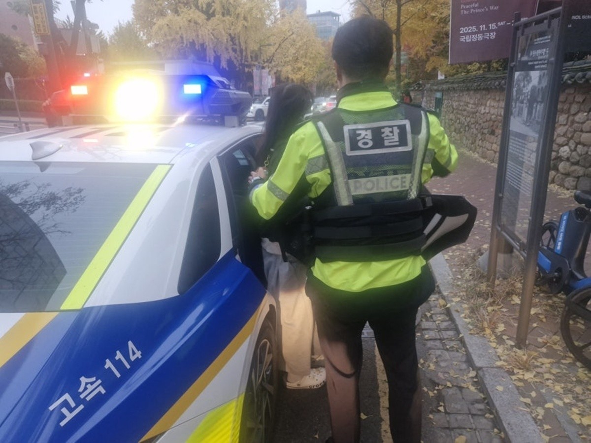 2026학년도 대학수학능력시험일인 13일 경찰이 A양을 서울 이화여고 앞에 내려주고 있다. / 경기남부경찰청