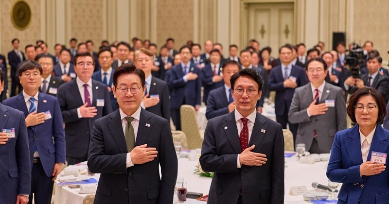 이재명 대통령이 12일 청와대 영빈관에서 열린 시장·군수·구청장 초청 국정설명회에서 참석자들과 함께 국민의례를 하고 있다. / 뉴스1