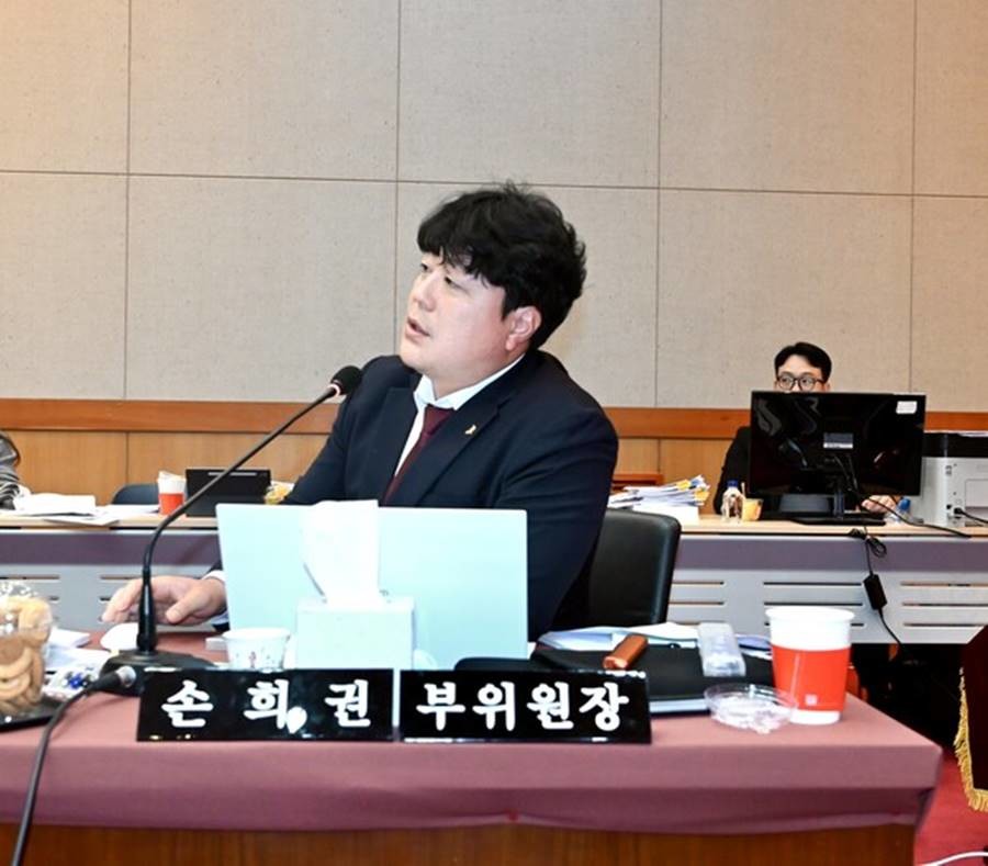 경북테크노파크 행정감사중인 손희권 도의원 / 경북도의회 제공