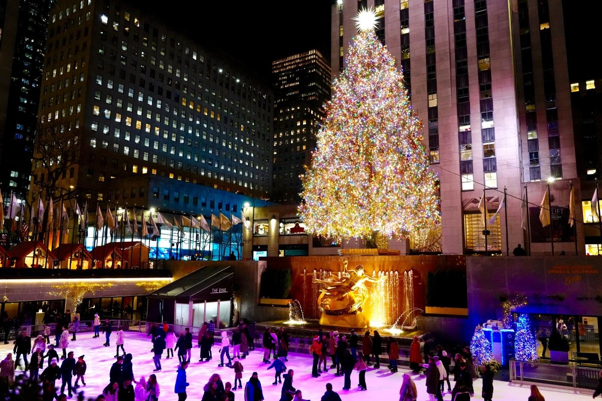 스케이트장으로 변신한 중앙광장. / George Wirt-shutterstock.com