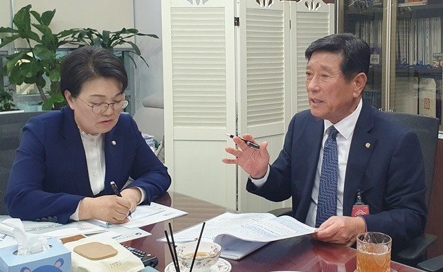 권향엽 국회의원과 업무협의를 하고 있는 조상래 곡성군수