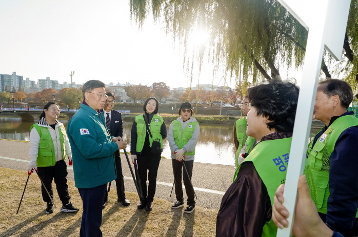 신상진 성남시장이 ‘명품 탄천 지킴이 발대식’에 참석해 참여자들과 대화를 나누고 있다. / 성남시