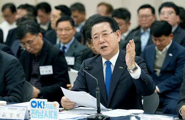 김영록 전라남도지사가 13일 여수시청 대회의실에서 열린 ‘여수시 정책비전 투어’ 행사에서 인사말을 하고 있다.