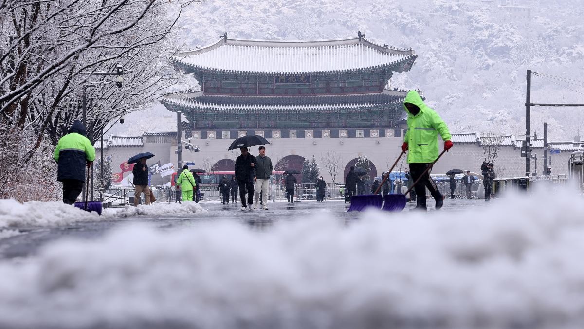 지난 3월 서울 광화문광장에서 관계자들이 눈을 치우고 있다.  / 뉴스1
