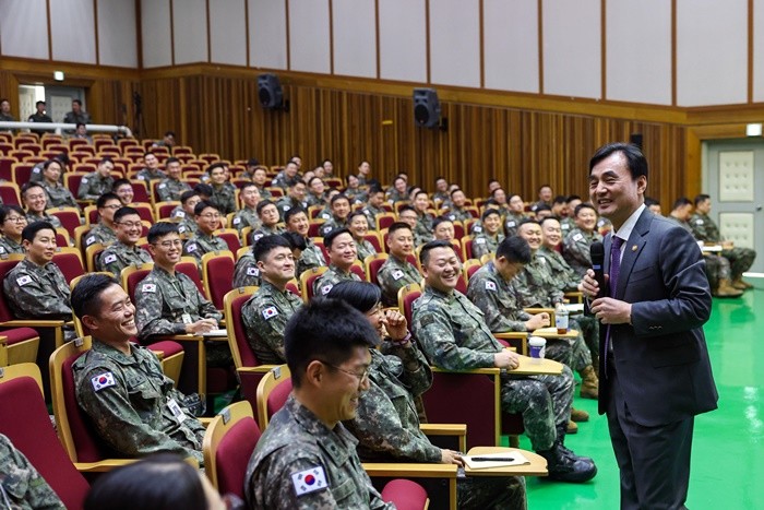 안규백 국방부 장관이 10일 대전 육군대학 소강당에서 열린 대대장 역량 강화를 위한 특별강연을 하고 있다. / 뉴스1