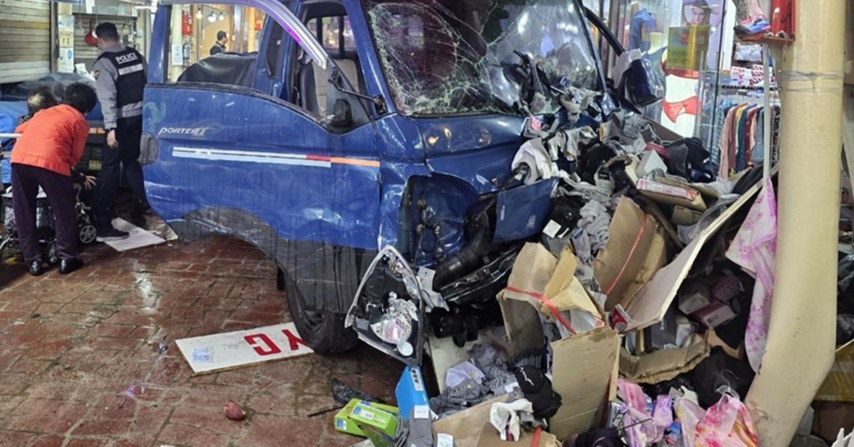 13일 오전 10시 55분경 경기 부천 오정구 원종동 제일시장에서 A 씨가 몰던 1톤 트럭이 돌진하는 사고가 발생했다.  / 뉴스1