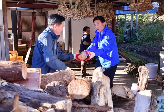 김한종 장성군수(우측)가 지난 10일 땔감 나누기에 일손을 보탰다. 장성군 제공