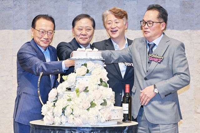 광주 서구(구청장 김이강)는 12일 웨딩그룹위더스 광주에서 서구아너스 등이 참석한 가운데 서구아너스 1주년 기념행사(100인의 아너스, M·G·M 데이)를 개최했다. 광주 서구 제공