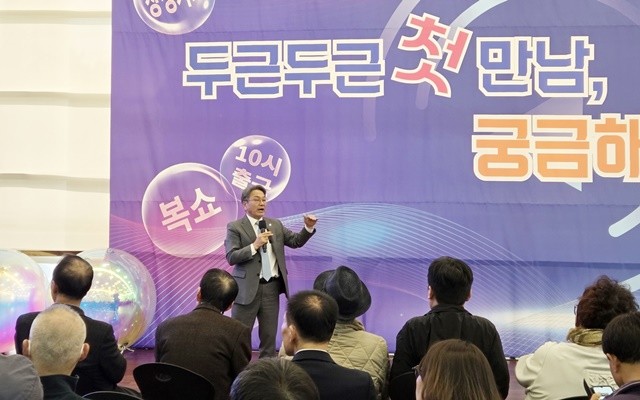 강기정 광주광역시장이 13일 오후 시청 1층 시민홀에서 열린 ‘광주온(ON) 시민정책참여단 만남의 날’ 행사에 참석해 시민들과 시정 현안을 공유하고 있다. /광주광역시 제공