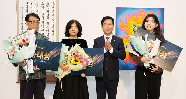 광산구가 13일 소촌아트팩토리에서 ‘제35회 어등미술대전 시상식 및 전시회’를 열었다. 박병규 광산구청장(오른쪽에서 두 번째)이 수상자(왼쪽부터 서예 부문 윤동욱 작가, 문인화 부문 김민효 작가, 어등대상 수상 회화부 김승효 작가)들과 기념사진을 촬영하고 있다.