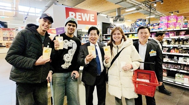 공영민 고흥군수가 11월 12일 독일 베를린 시내 주요 유통매장에서 열린 판촉행사에서 현지 소비자들에게 유자에이드와 유자차를 시음용으로 나눠주며 홍보하고 있다.