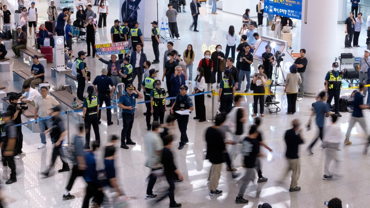 지난 9월 미국 조지아주 엘러벨의 현대자동차그룹-LG에너지솔루션 배터리 합작공장 건설현장에서 미국 이민 당국에 체포·구금됐다가 석방된 한국인 근로자들이 인천국제공항을 통해 귀국하고 있다. / 뉴스
