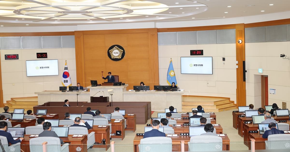 포항시의회는 17일 오전 제326회 임시회를 개회해 24일까지 8일간의 일정으로 의정활동에 들어간다.사진은 본회의장 전경/포항시의회