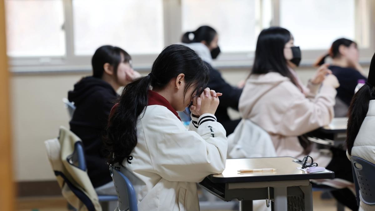 2026학년도 대학수학능력시험(수능)이 실시된 지난 13일 오전 인천 미추홀구 인화여자고등학교에서 수험생들이 시험 시작을 기다리고 있다. / 연합뉴스