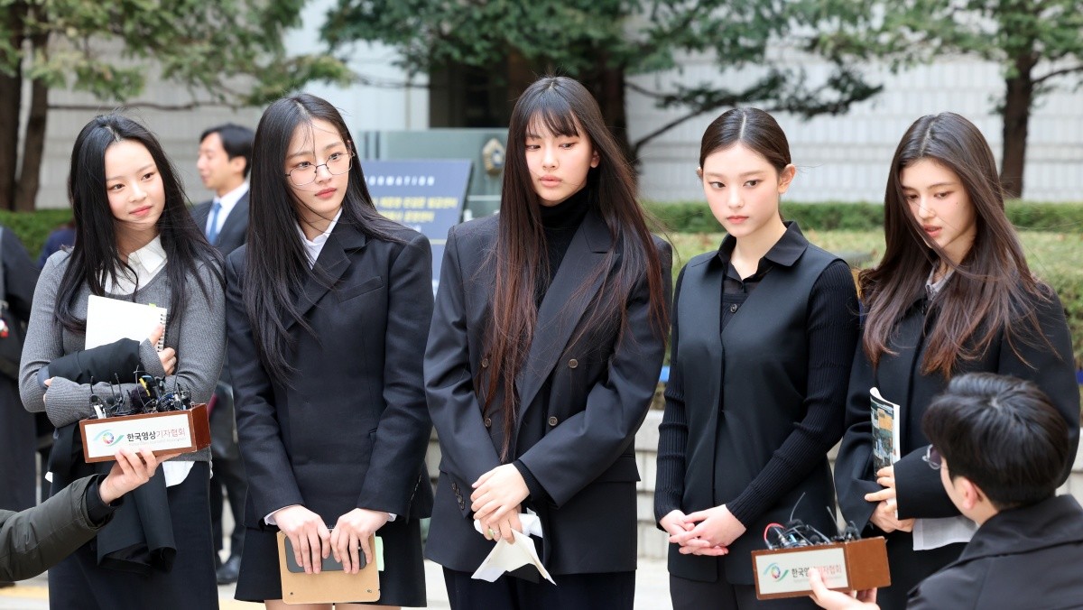 지난 3월 그룹 뉴진스(왼쪽부터 하니, 민지, 혜인, 해린, 다니엘)가 서울 서초구 서울중앙지방법원에서 어도어 측이 멤버들을 상대로 제기한 ‘기획사 지위보전 및 광고계약 체결 등 금지’ 가처분 첫 심문기일을 마친 후 취재진 질문에 답하고 있다. / 뉴스1
