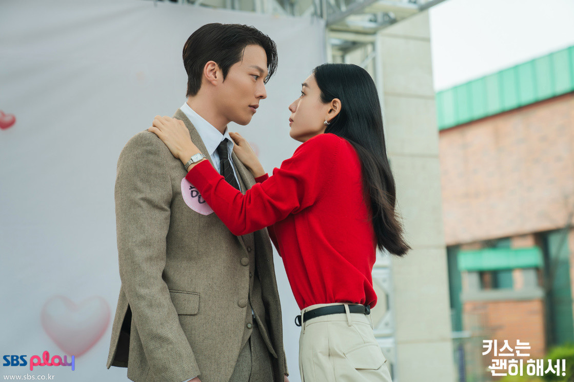 '키스는 괜히 해서!'에서 호흡을 맞춘 장기용과 안은진 / SBS