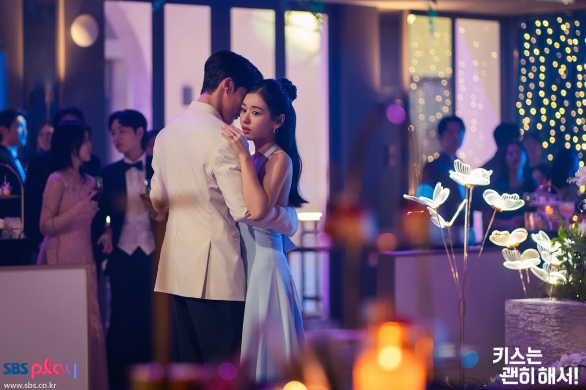 '키스는 괜히 해서!' 첫방송부터 키스신을 선보인 장기용과 안은진 / SBS