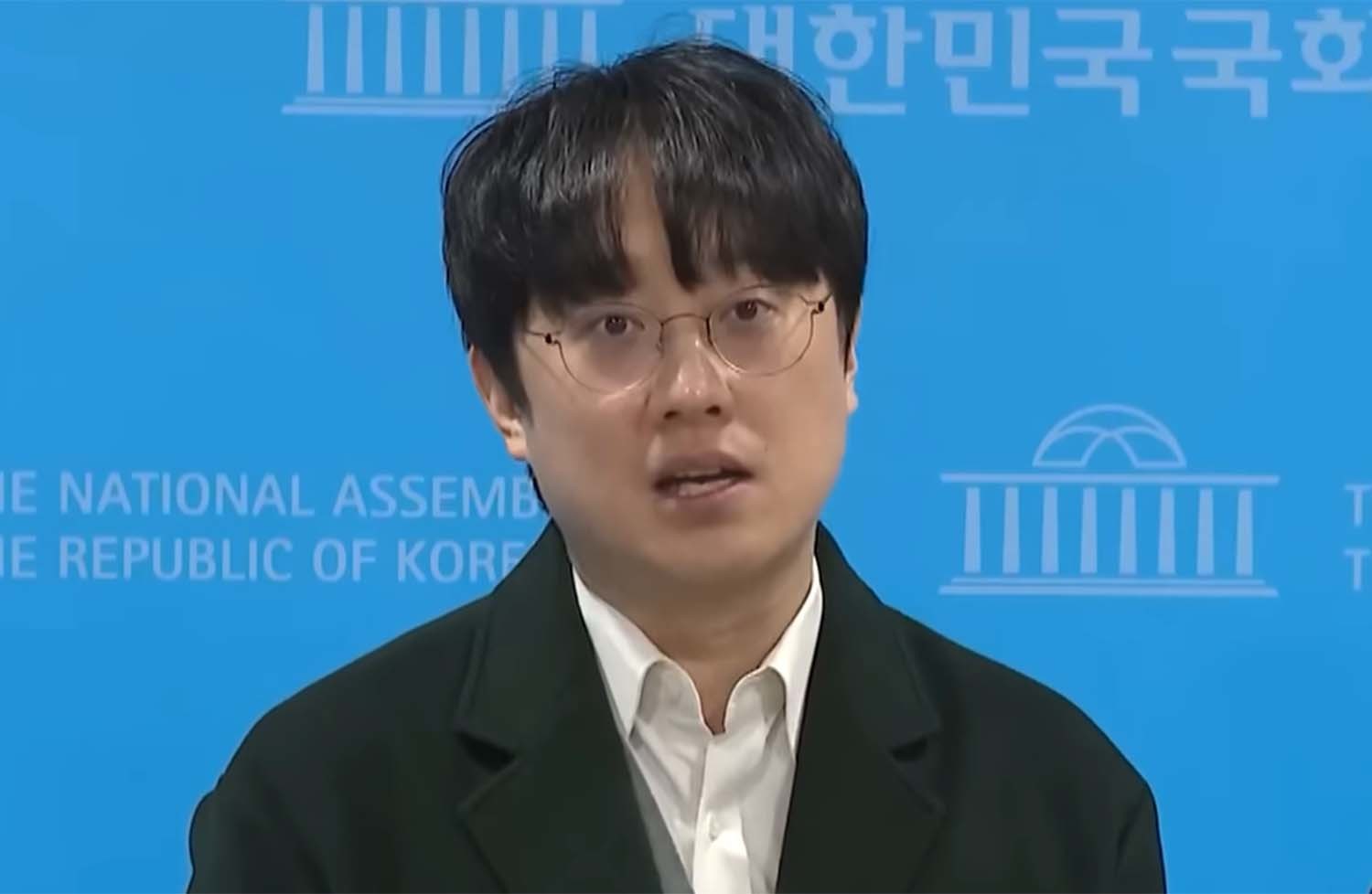 백광현 씨가 기자회견에서 녹취록을 공개하고 있다. / 채널A