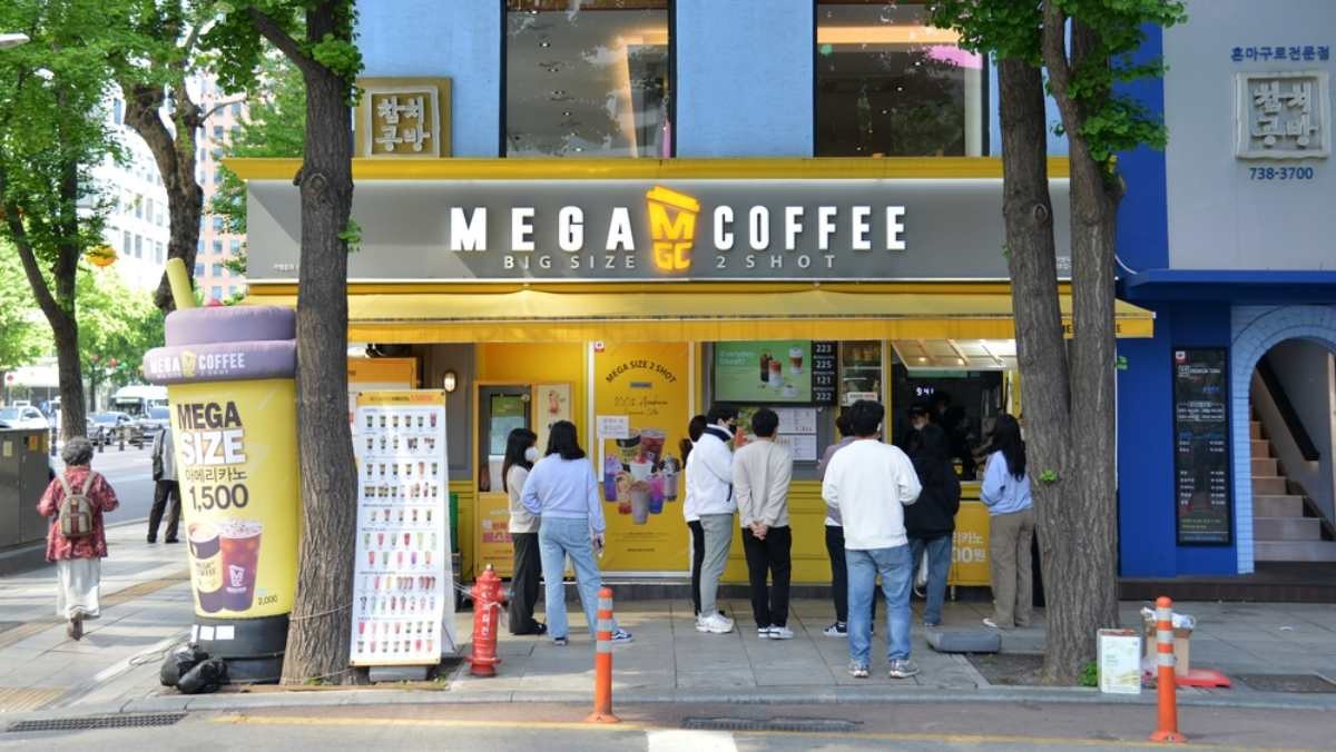 메가커피 가게 전경 / Sarunyu L-shutterstock.com