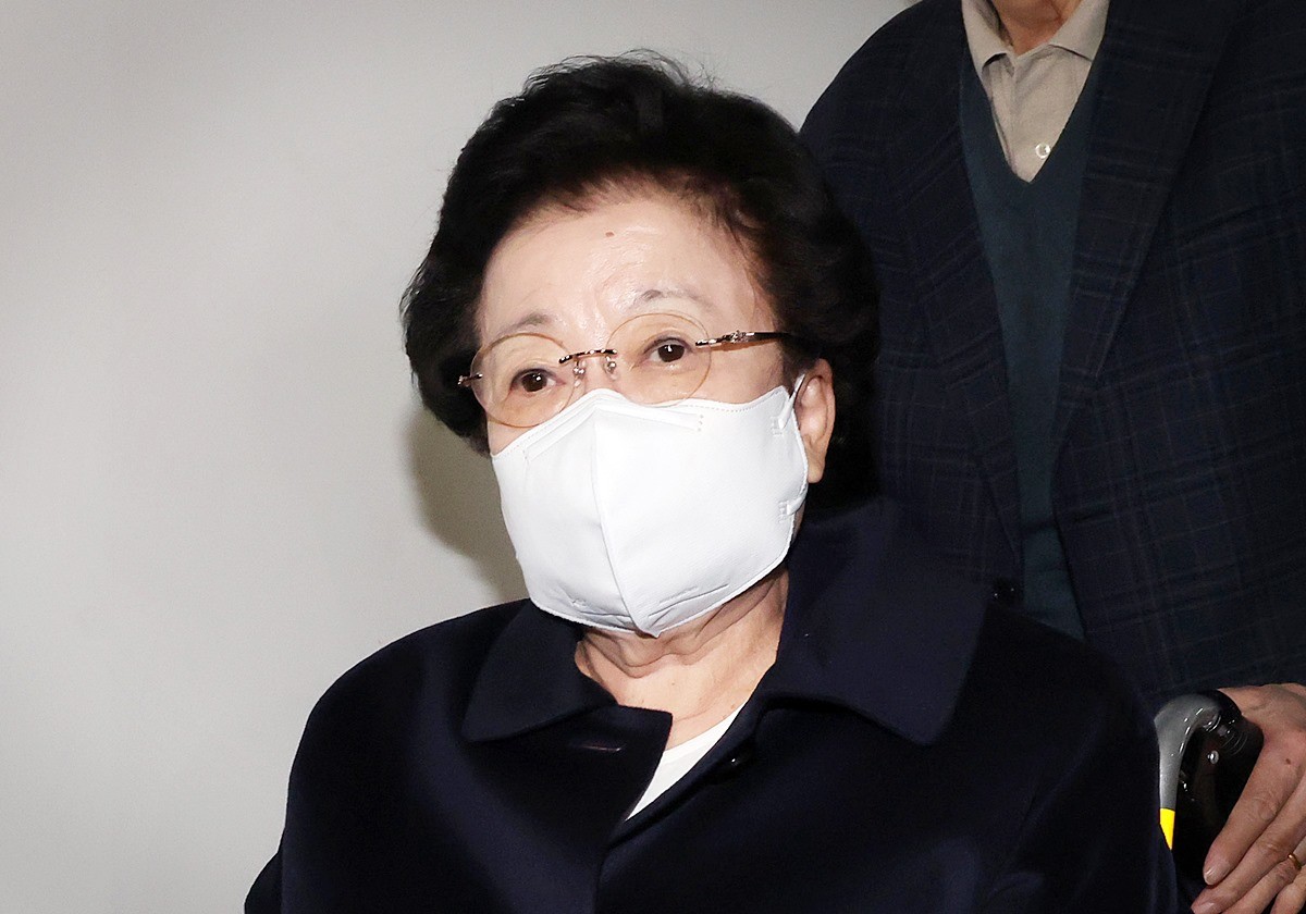 이배용 전 국가교육위원장이 서울 종로구 KT광화문빌딩에 마련된 김건희 특검(특별검사 민중기) 사무실에 참고인 조사를 받기 위해 출석하고 있다. 자료 사진. 김건희 여사가 경복궁 근정전 어좌에 앉은 경위와 관련해 당시 동행한 이배용 전 국가교육위원장이 예상치 못한 돌발적인 행동이었다고 특검에 진술한 것으로 전해졌다.      / 뉴스1