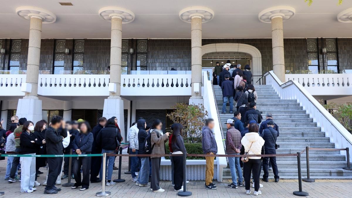 지난 3일 경북 경주시 인왕동 국립경주박물관 신라역사관 앞에 관람객이 줄을 서 있다. / 뉴스1